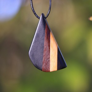 Collier pendentif unique sculpté en bois d'Ébène, Cocobolo et Tilleul