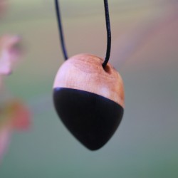 Collier pendentif unique en bois d'Ébène et Acacia