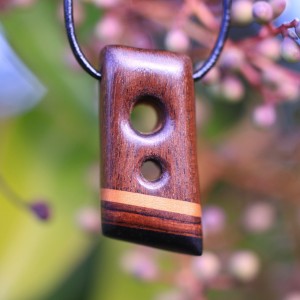 Collier pendentif unique, sculpté en Palissandre, Padouk, Ébène, Cocobolo et Tilleul