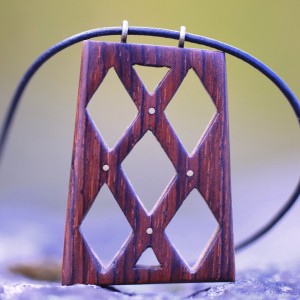 Collier pendentif original en Cocobolo avec des pointes de laitons