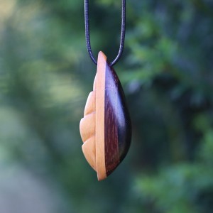 Collier pendentif unique, sculpté en bois de Tilleul, Cocobolo et d'Ébène