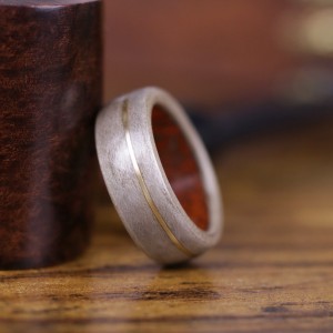 Bague garinlay en bois d'Erable teint gris, pierre d'argile rouge et fil d'or 14k