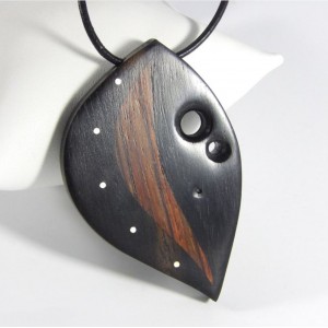 Collier pendentif en Ébène, Cocobolo et pointes de laiton