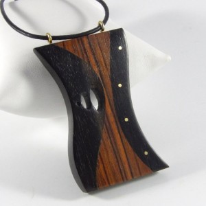 Collier pendentif en Ébène, Cocobolo et pointes de laiton