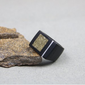 Chevalière en Ébène Paillettes de verre or et fil en argent