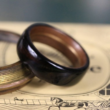 Bague Garinlay en bois d'Ébène, Noyer et fil d'or intérieur