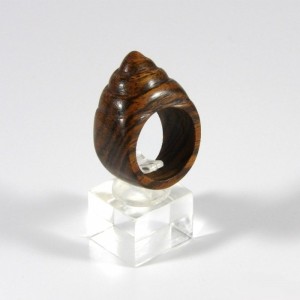 Bague en Bocote sculptée en coquillage